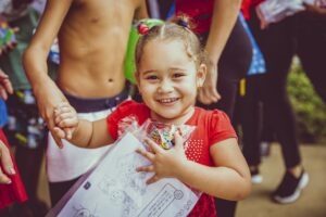 una niña recibiendo regalos en Brazil