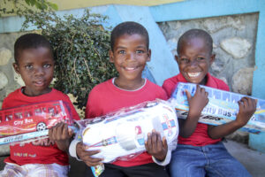 Haití niños recibiendo juguetes de navidad