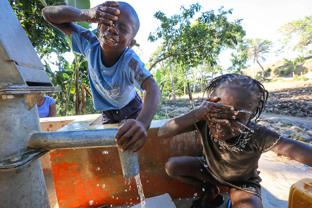 Chicos buscando agua en Haití