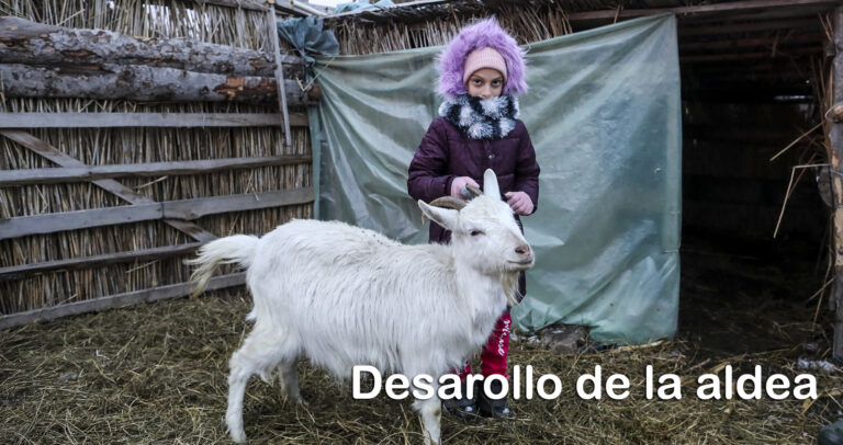 Una niña con una cabra en Romania