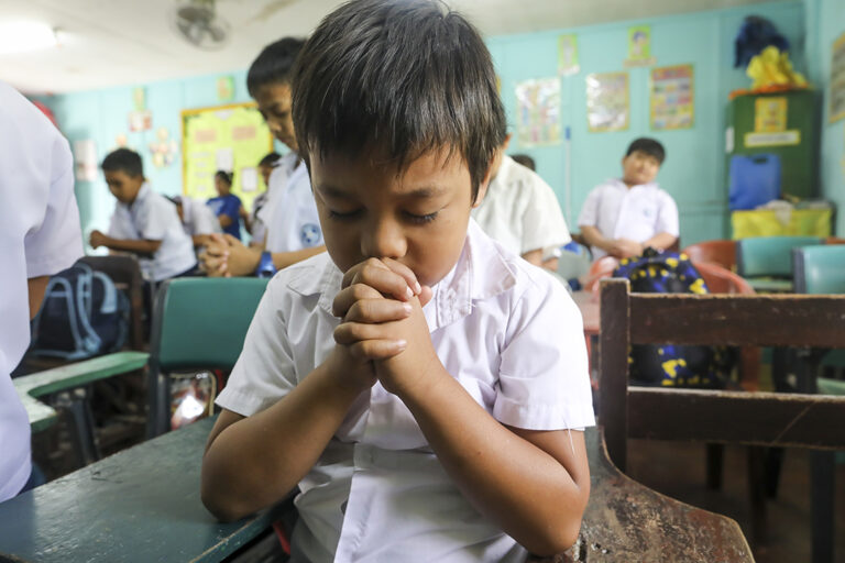 Un niño orando en Filipinas