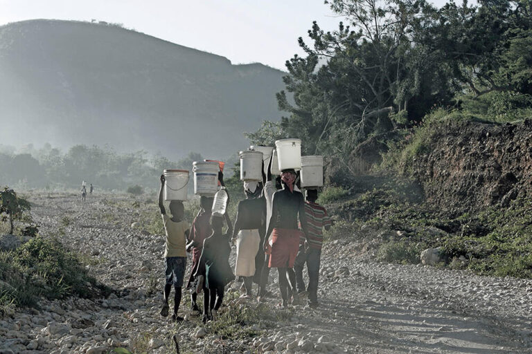 Chicos buscando agua en Haití