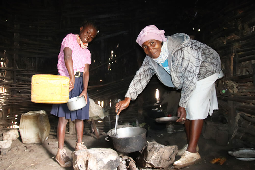 Una familia cocinando con poca agua en Haití