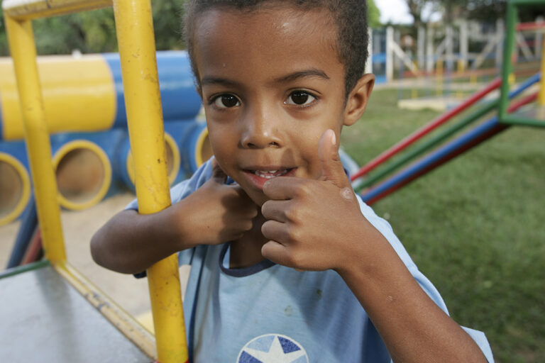 Un niño jugando en Brazil.