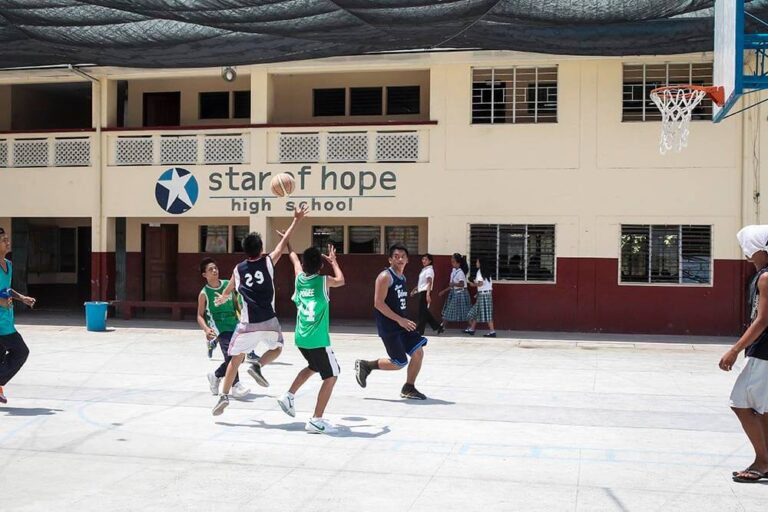 Escuela Secundaria en Taytay, Filipinas