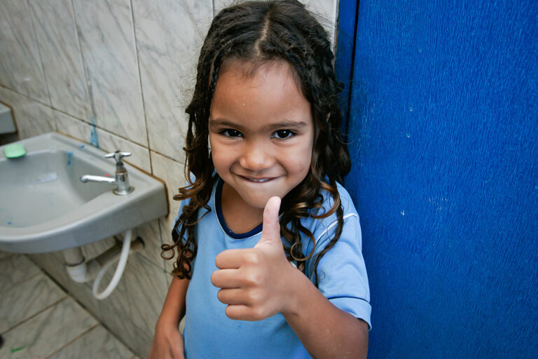 Una niña feliz en Brazil