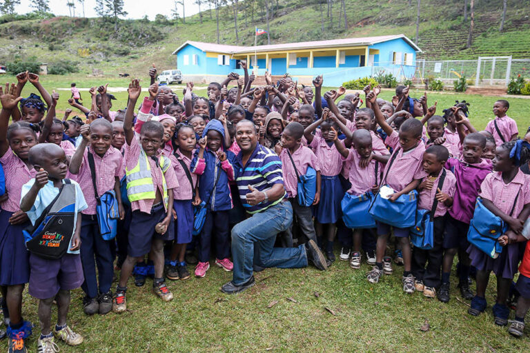 Tony con estudiantes en Bois Negresse, Haití