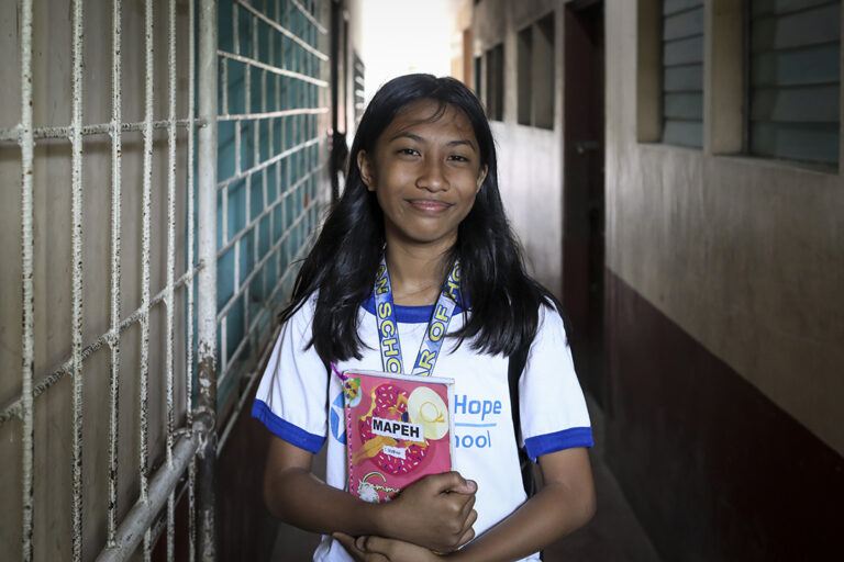 Un estudiante en Taytay, Filipinas