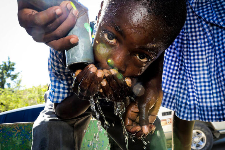 Un niño tomando agua en Dano, Haití