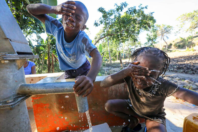 Poso de agua en Hesse, Haití